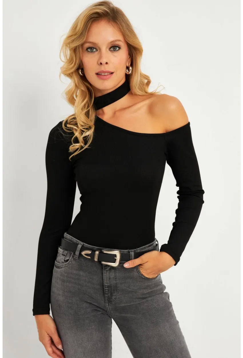Kadın Siyah Asimetrik Yaka Bluz CG376