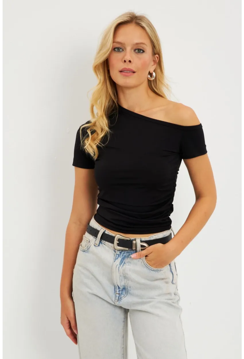 Kadın Siyah Asimetrik Yaka Büzgüllü Bluz DMR332