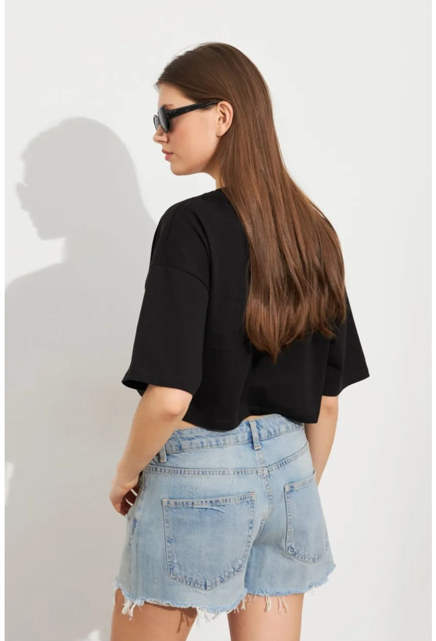 Kadın Siyah Ayıcık Nakışlı Crop T-Shirt ATS8700