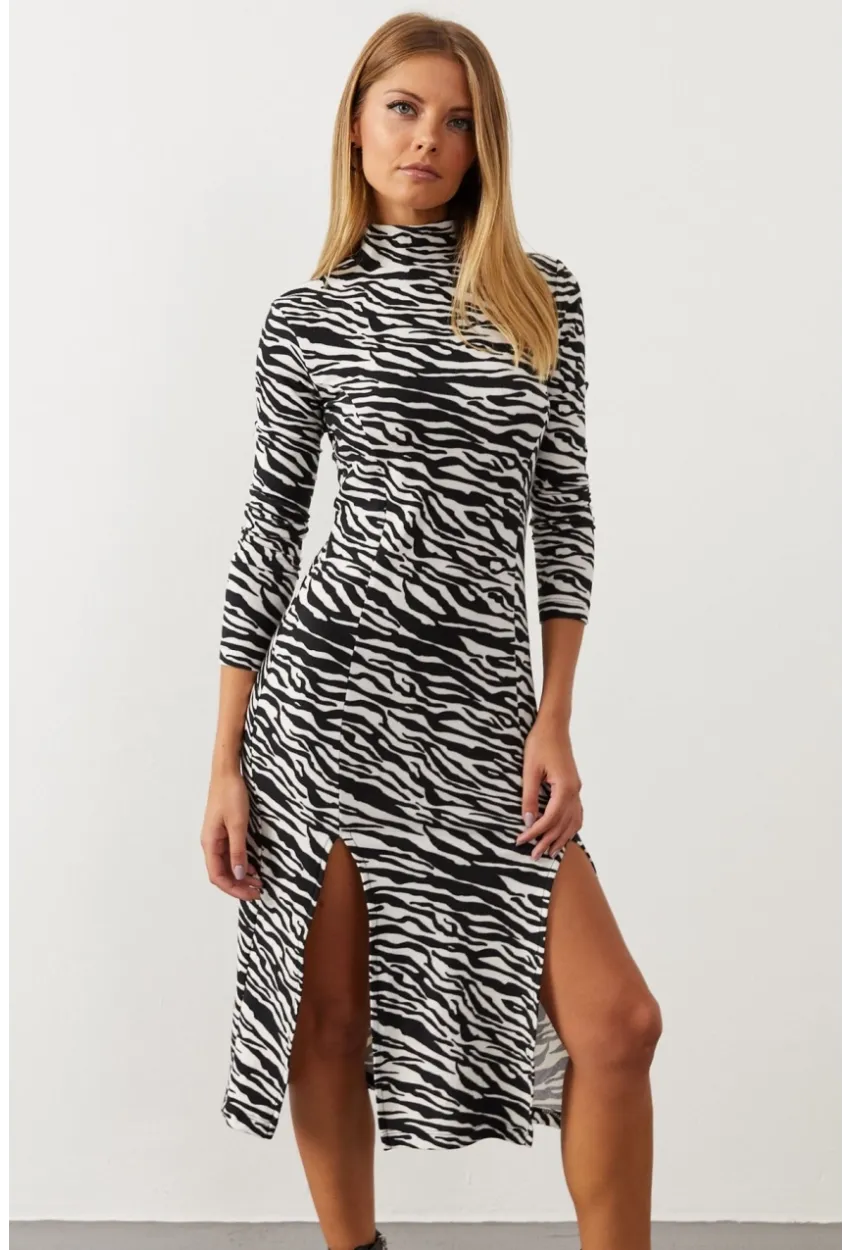 Kadın Siyah-Beyaz Çift Yırtmaçlı Zebra Desen Elbise EY1066