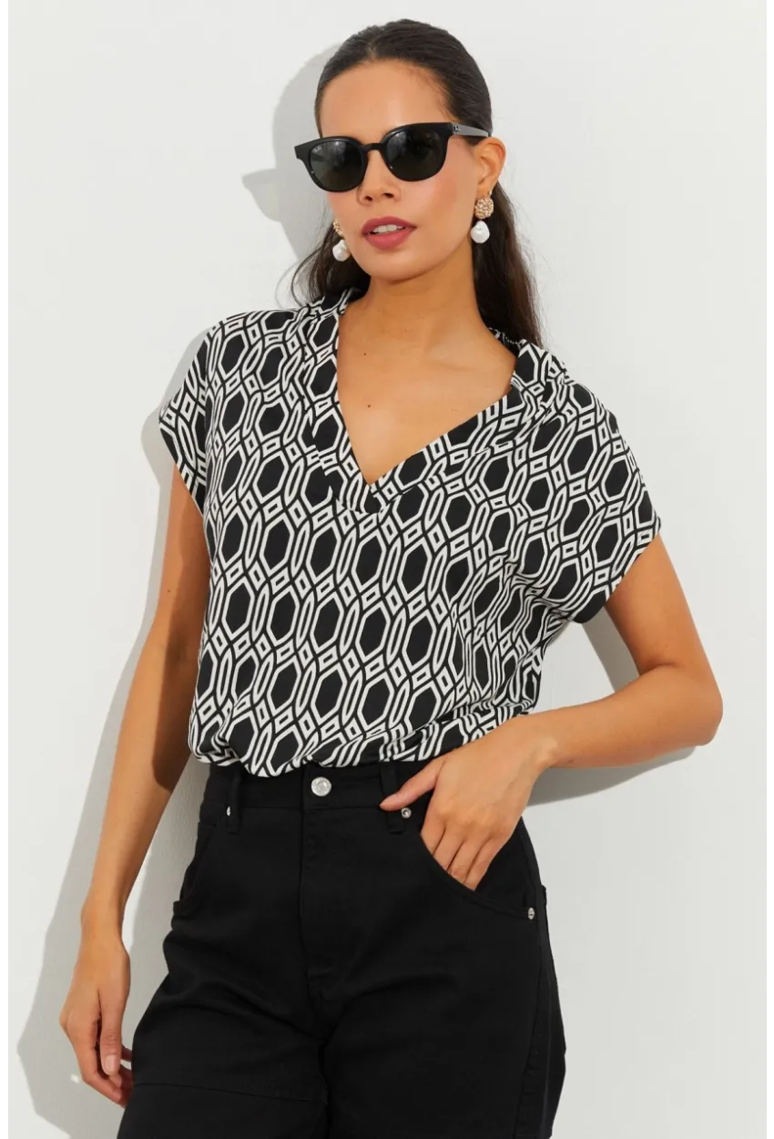Kadın Siyah-Beyaz Desenli V Yaka Bluz LPP1217