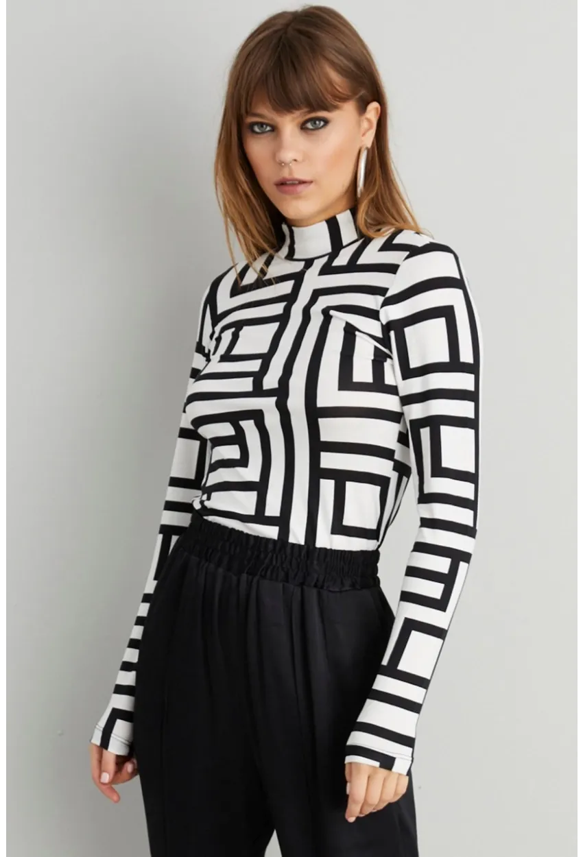 Kadın Siyah-Beyaz Yarım Balıkçı Desenli Bluz LPP1147