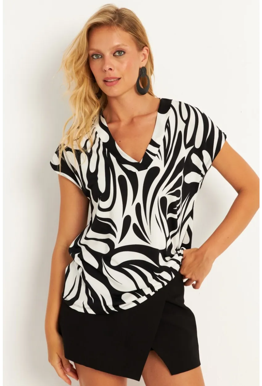 Kadın Siyah-Beyaz Zebra Desenli V Yaka Bluz AYD347