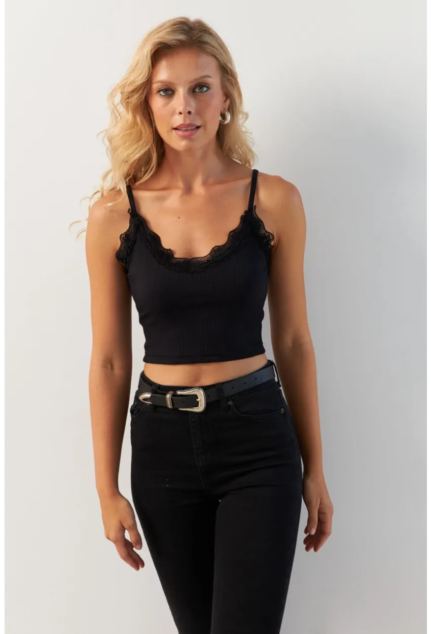 Kadın Siyah Dantel Detaylı Crop Bluz MK22