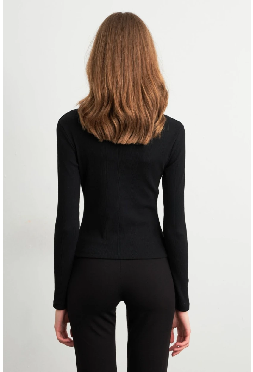 Kadın Siyah Düğme Aksesuarlı Çapraz Yaka Bluz TF52