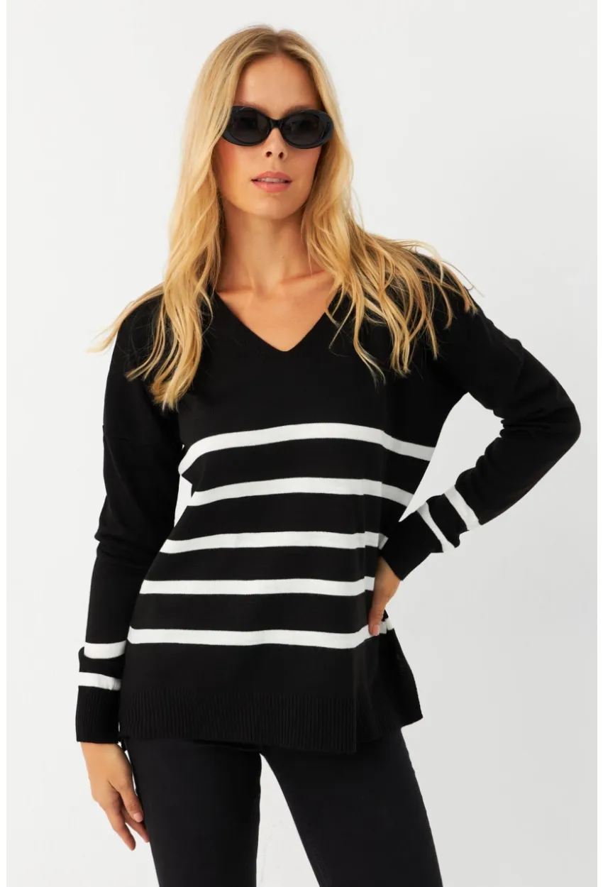 Kadın Siyah-Ekru V Yaka Çizgili Triko Kazak MYİL550