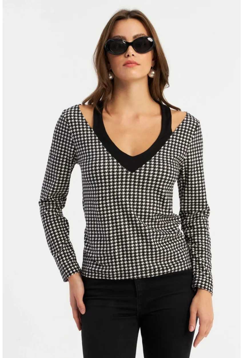 Kadın Siyah-Ekru V Yaka Kazayağı Bluz EY2940
