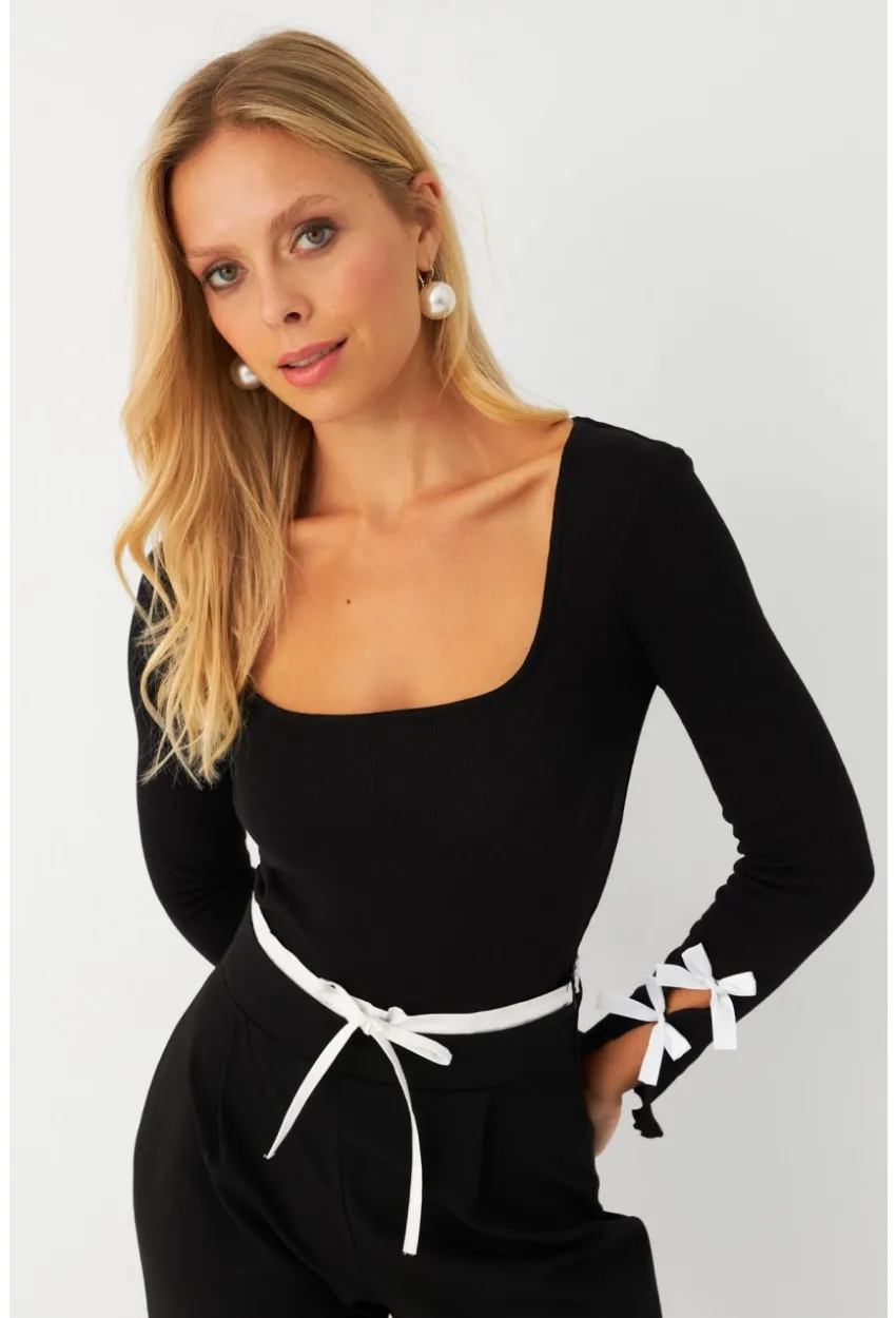 Kadın Siyah Fiyonklu Kare Yaka Crop Bluz RLO3034