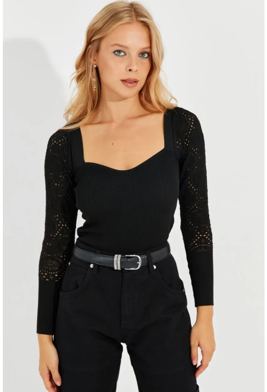 Kadın Siyah Kalp Yaka Ajurlu Triko Bluz SMT217