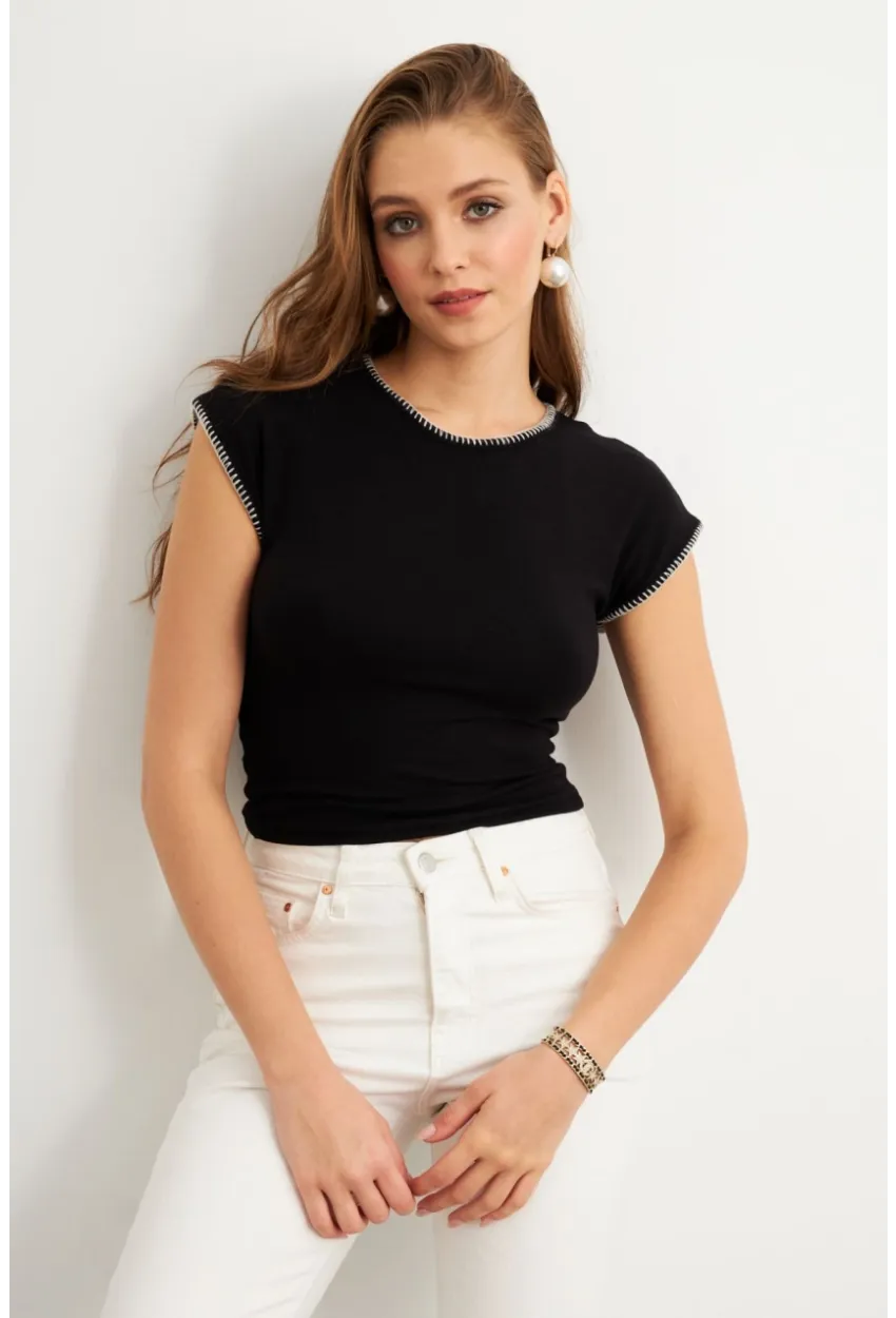 Kadın Siyah Kontrast Dikişli T-Shirt FLU766