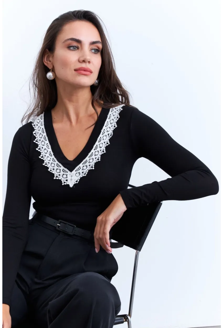 Kadın Siyah Kroşe Aksesuarlı V Yaka Bluz EY2969