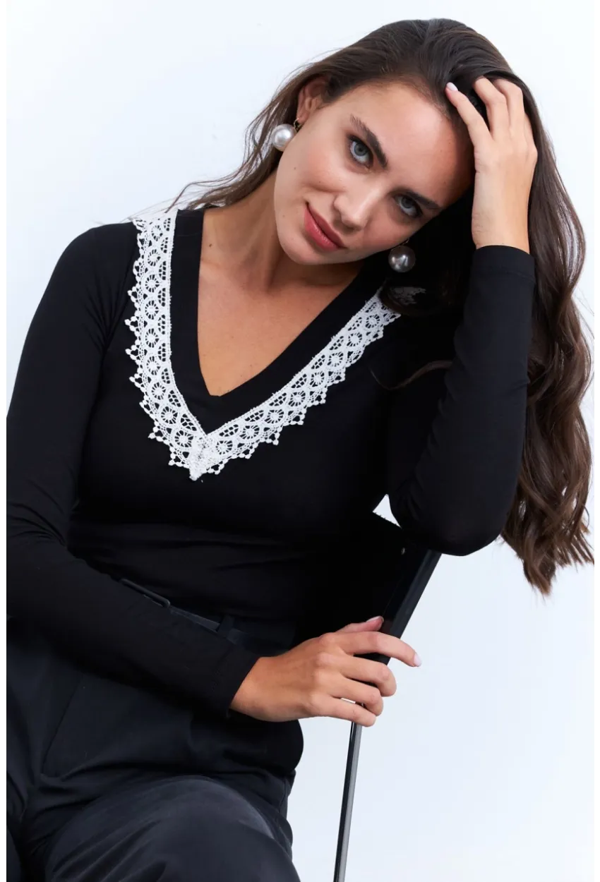 Kadın Siyah Kroşe Aksesuarlı V Yaka Bluz EY2969