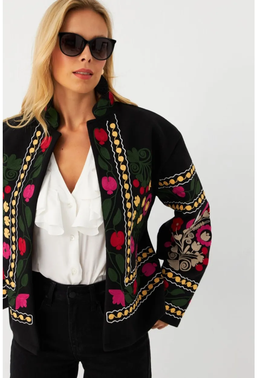 Kadın Siyah Nakışlı Kaşe Ceket MQS5880