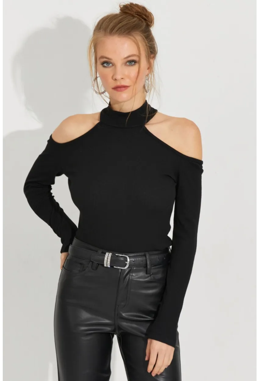 Kadın Siyah Omuzları Açık Kaşkorse Bluz EY2590