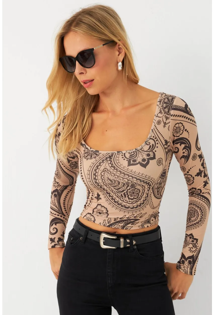 Kadın Vanilya-Siyah Kare Yaka Desenli Crop Bluz LİK13