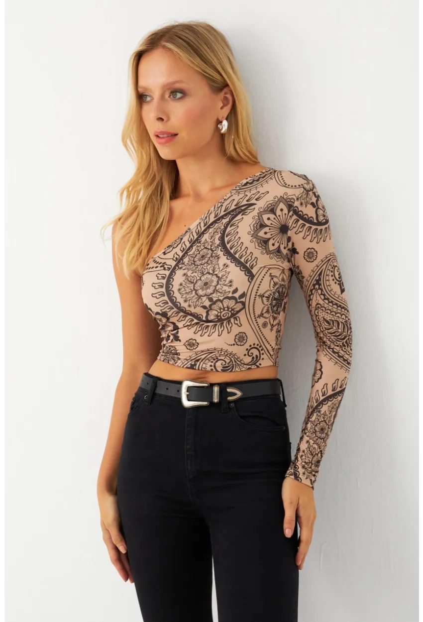 Kadın Vanilya-Siyah Tek Omuz Desenli Crop Bluz LİK14