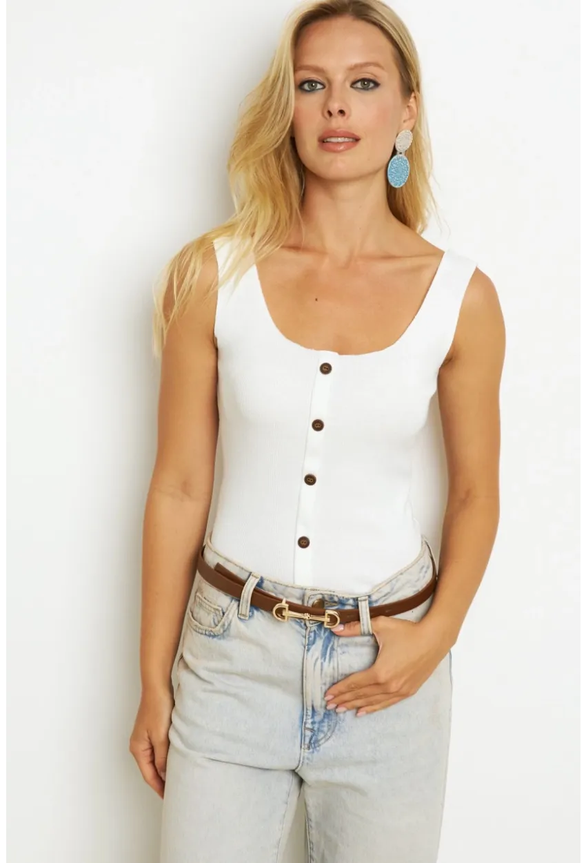 Kadın Beyaz Düğme Aksesuarlı Bluz MK14