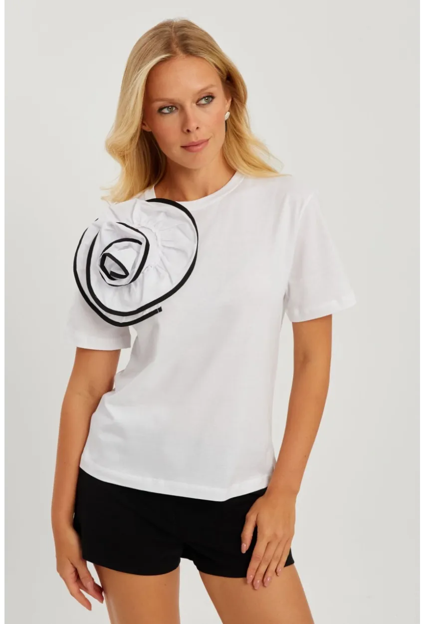 Kadın Beyaz Gül Aksesuarlı T-Shirt SF12740