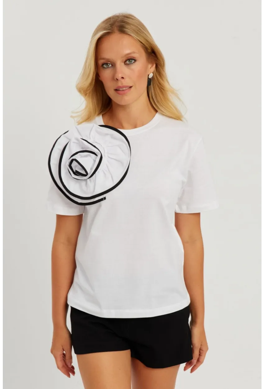 Kadın Beyaz Gül Aksesuarlı T-Shirt SF12740