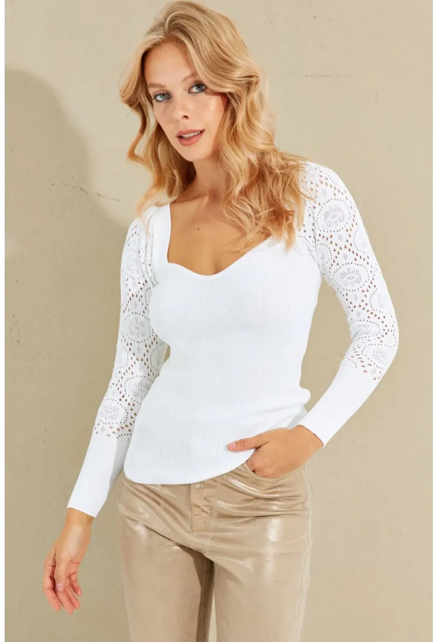 Kadın Beyaz Kalp Yaka Ajurlu Triko Bluz SMT217