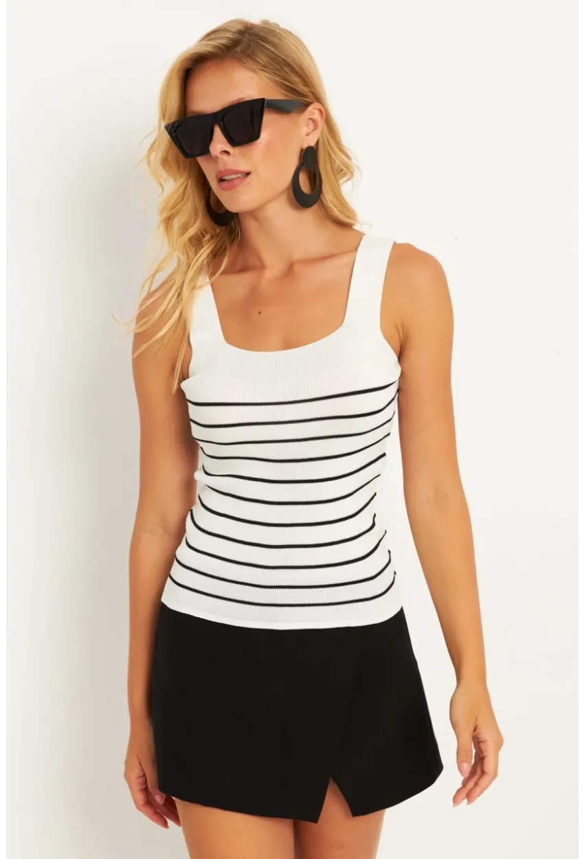 Kadın Beyaz Kare Yaka Çizgili Triko Bluz KAZ15