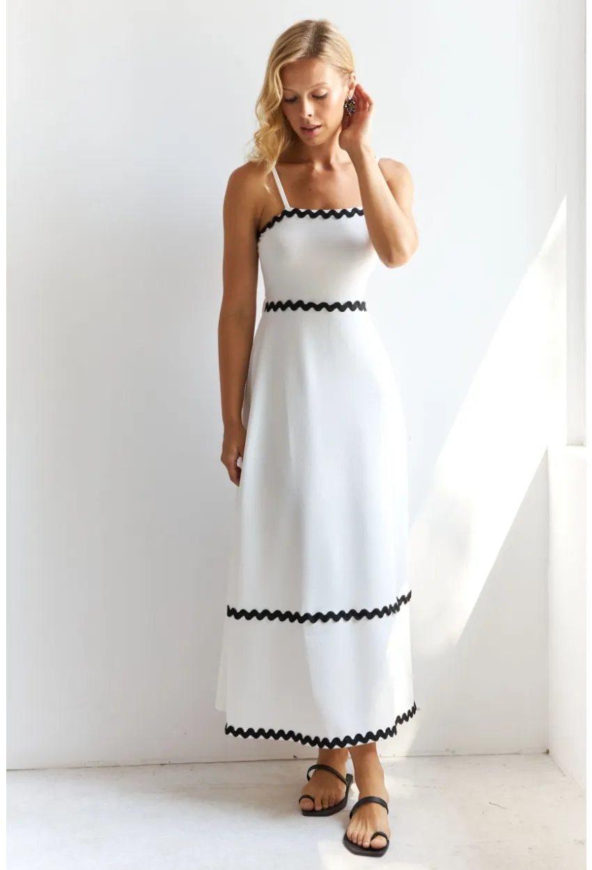 Kadın Beyaz Nakış Detaylı Midi Elbise HOL2128