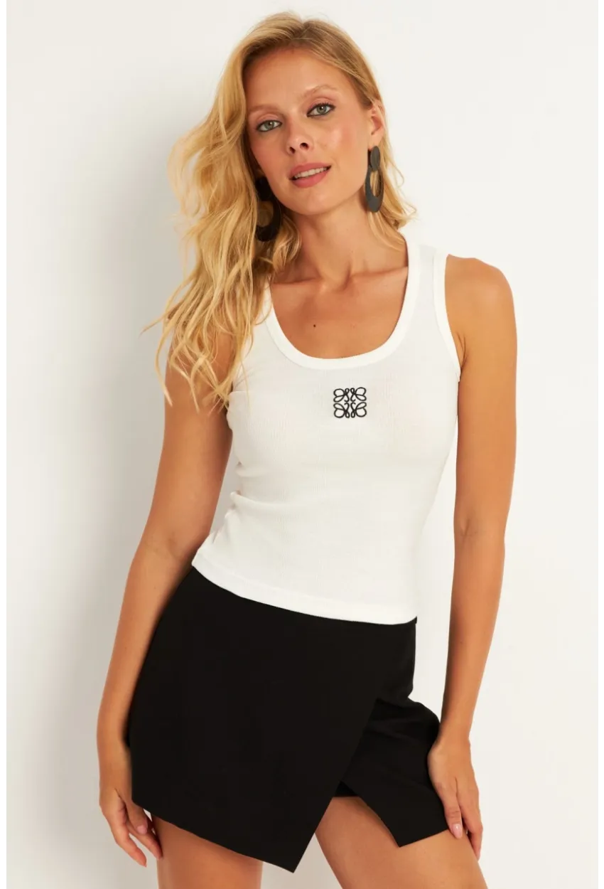 Kadın Beyaz Nakışlı Kaşkorse Bluz MK17