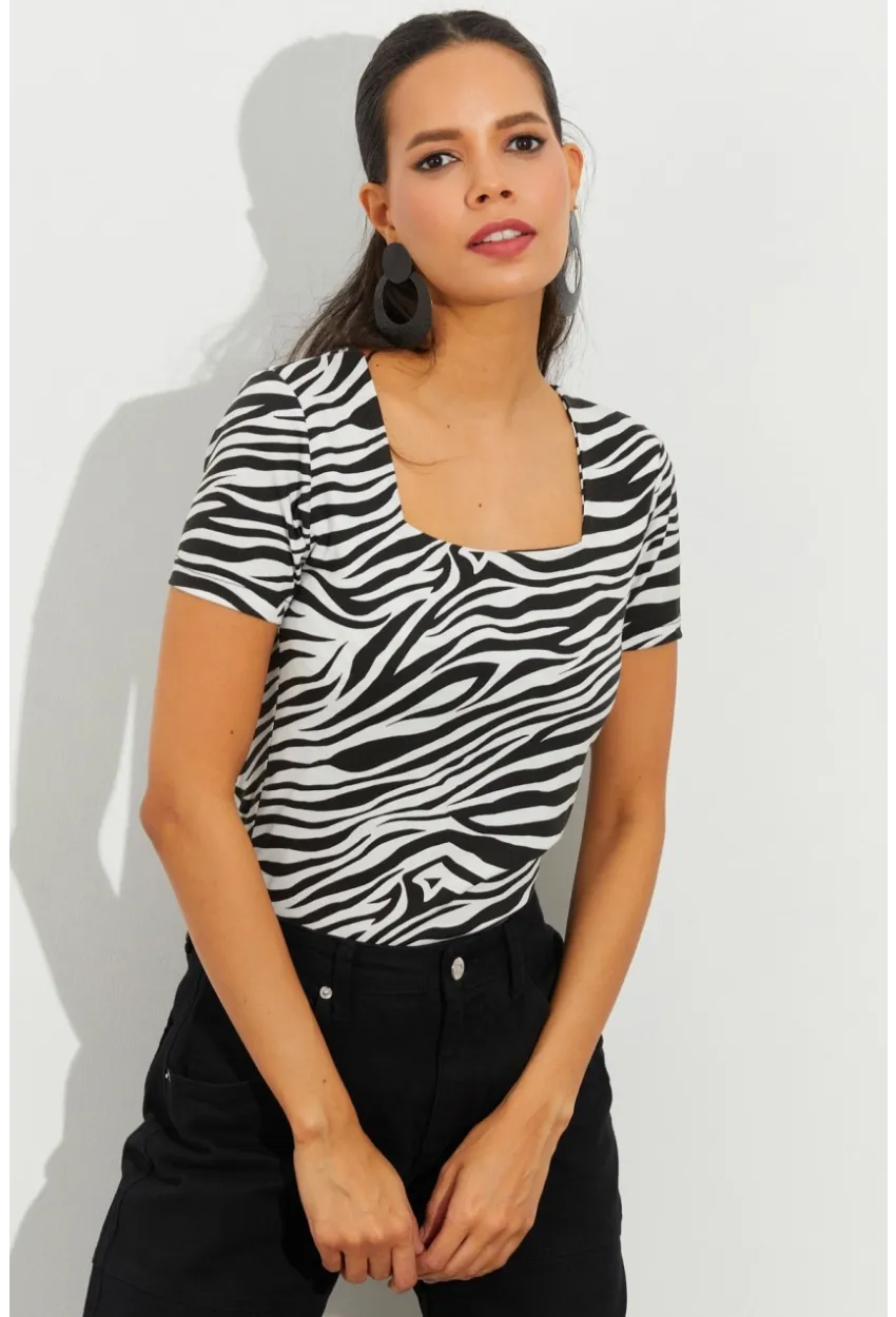 Kadın Beyaz-Siyah Kare Yaka Zebra Desenli Bluz LPP1221