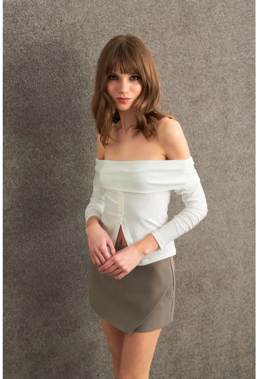 Kadın Ekru Madonna Yaka Yırtmaçlı Crop Bluz ELT4034