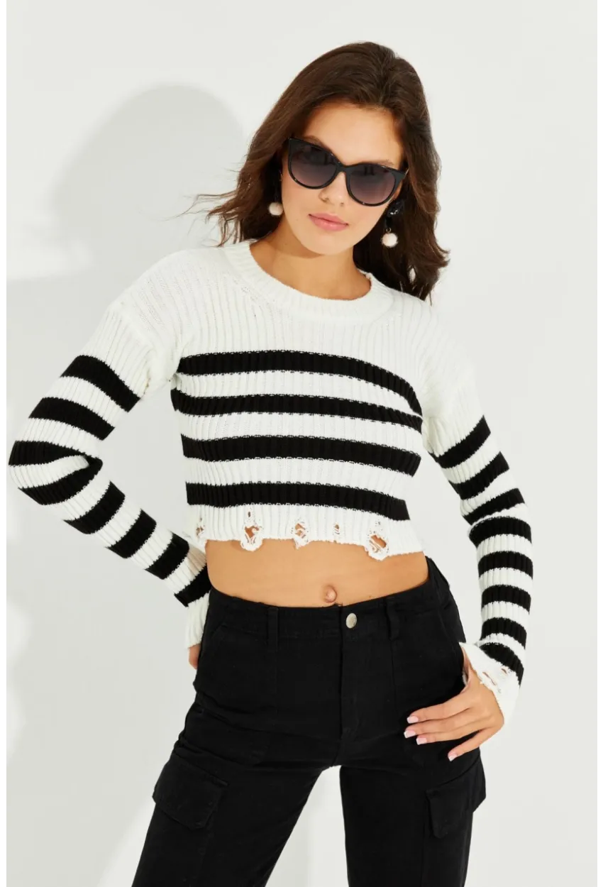 Kadın Ekru-Siyah Çizgili Yırtık Crop Kazak SF2200