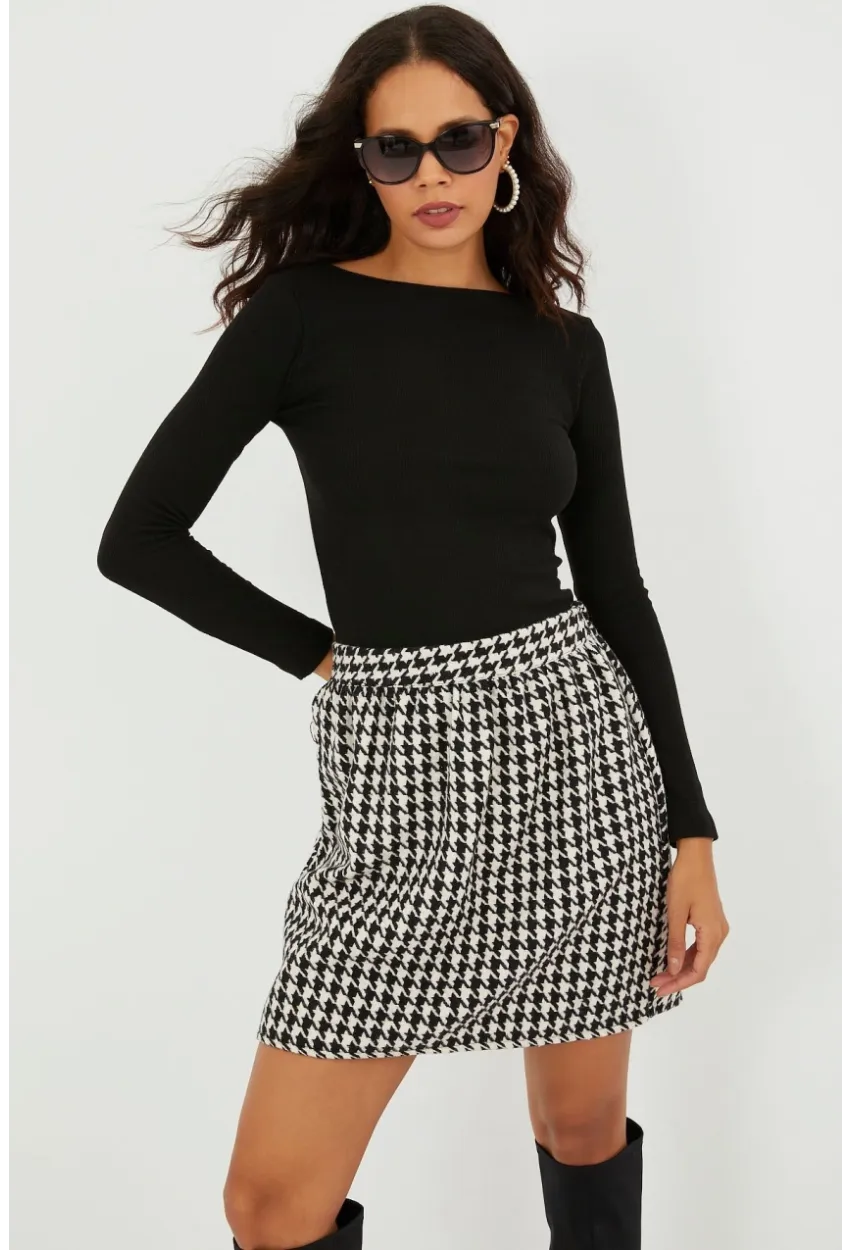 Kadın Ekru-Siyah Kazayağı Desenli Mini Kaşe Etek KN53