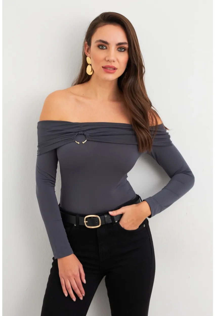 Kadın Gri Halka Aksesuarlı Madonna Yaka Crop Bluz RLO3043
