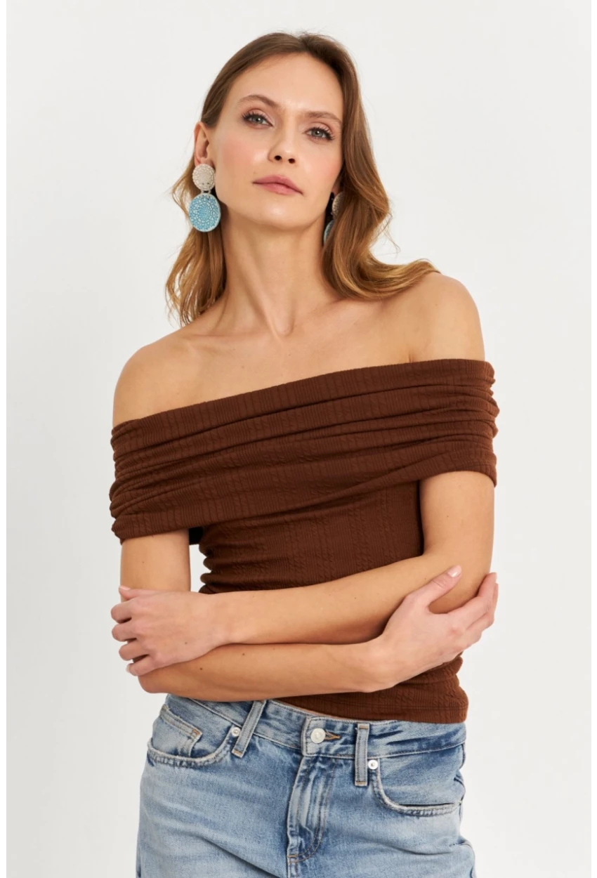 Kadın Kahverengi Kolsuz Madonna Yaka Bluz TF51