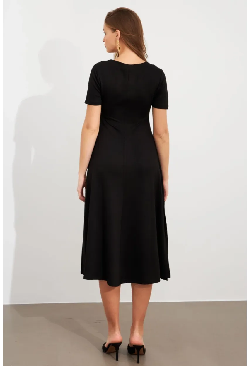 Kadın Siyah Aksesuar Detaylı Midi Elbise MON145