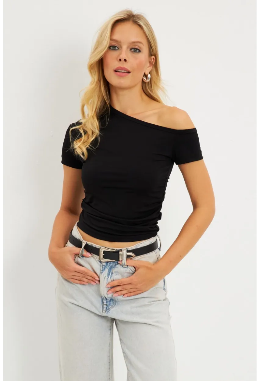 Kadın Siyah Asimetrik Yaka Büzgüllü Bluz DMR332