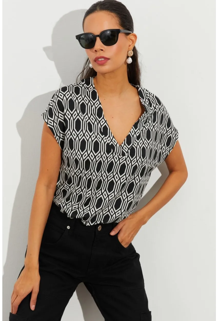Kadın Siyah-Beyaz Desenli V Yaka Bluz LPP1217