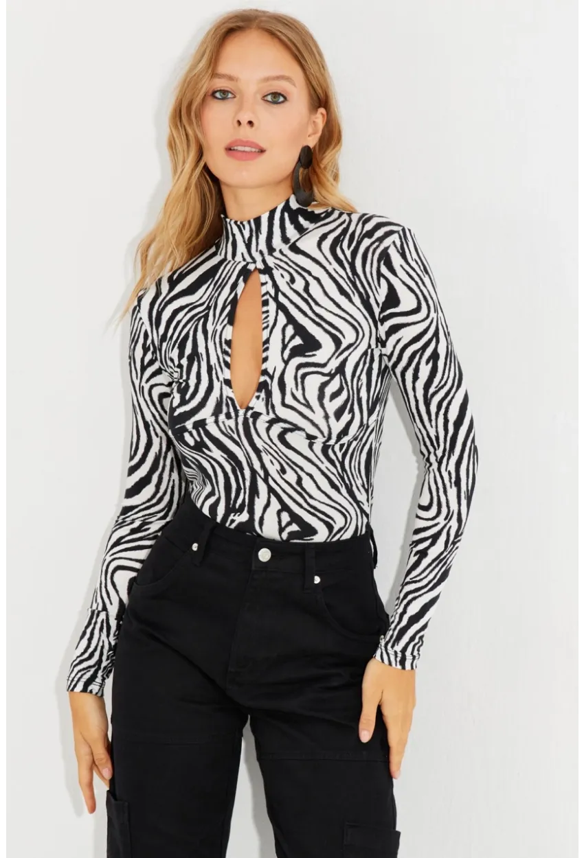 Kadın Siyah-Beyaz Önü Damla Zebra Desenli Bluz LPP1236
