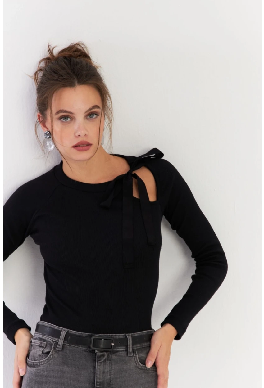 Kadın Siyah Boyun Bağlamalı Kaşkorse Bluz EY2930