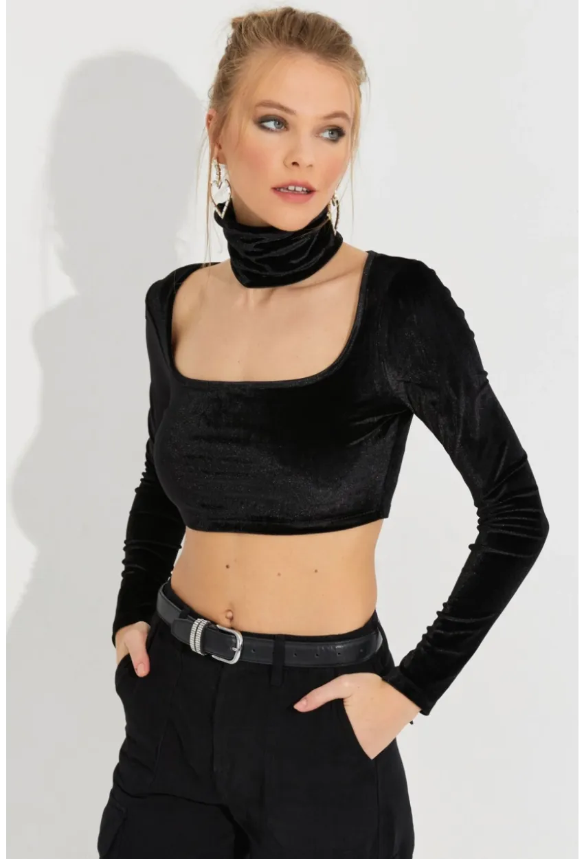 Kadın Siyah Kare Yaka Boyunluklu Kadife Crop Bluz B2867