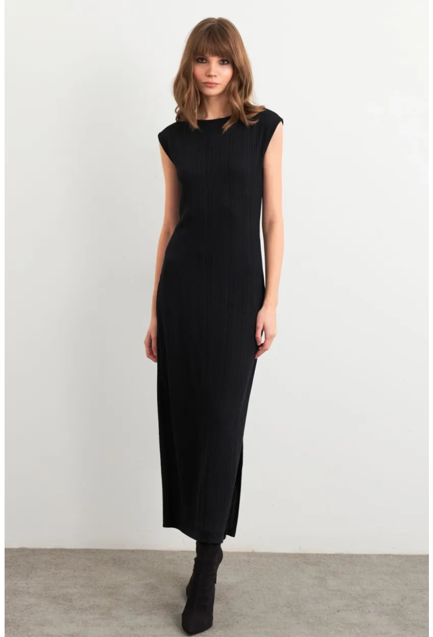 Kadın Siyah Kolsuz Yırtmaçlı Midi Elbise TF60