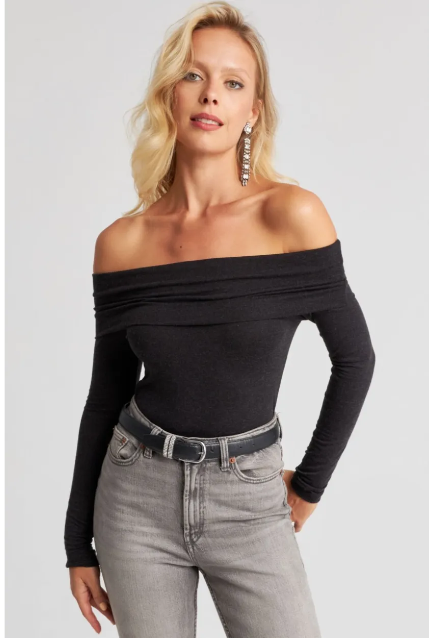 Kadın Siyah Madonna Yaka Bluz EY2676