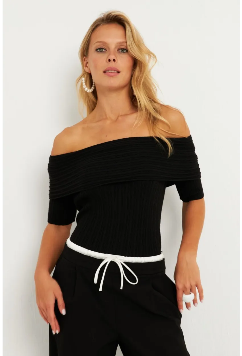 Kadın Siyah Madonna Yaka Triko Bluz KZ538