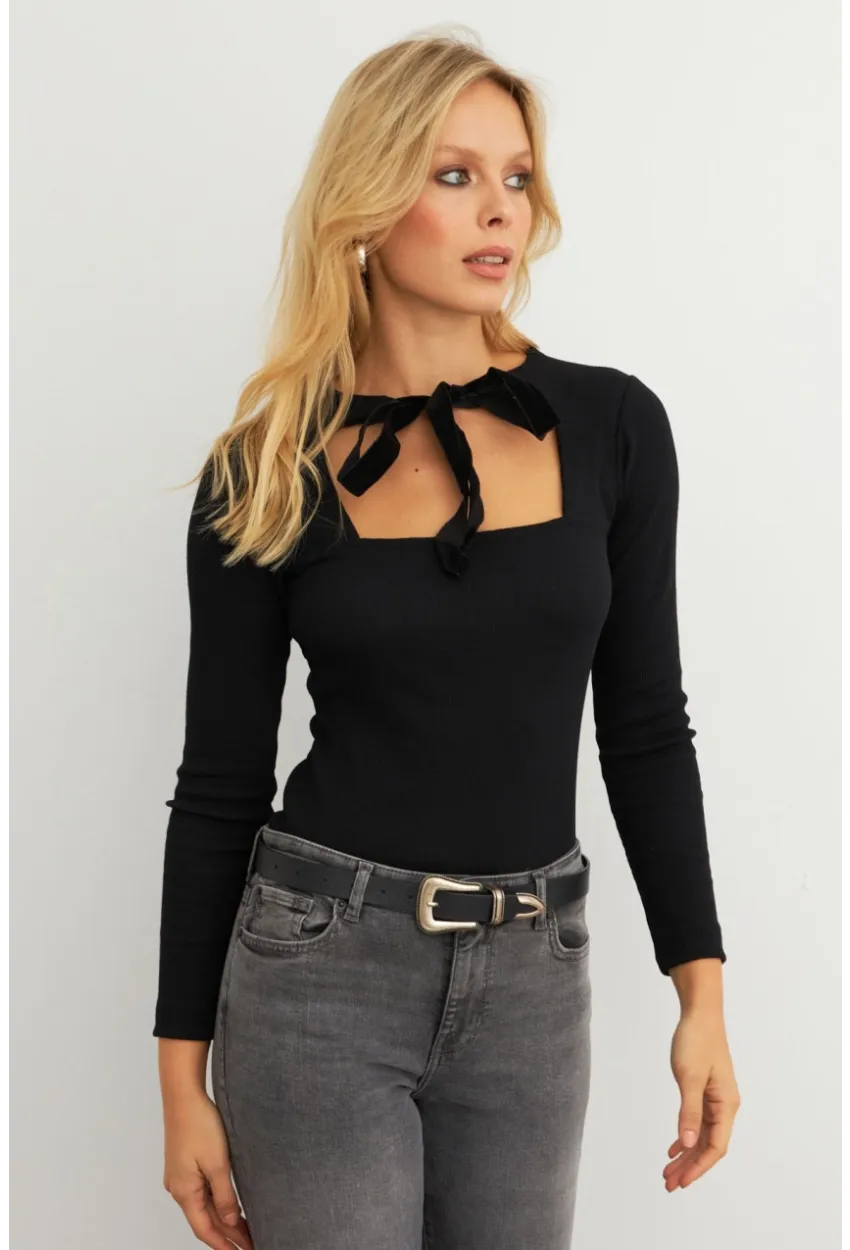 Kadın Siyah Önü Bağlamalı Kare Yaka Bluz EY3008