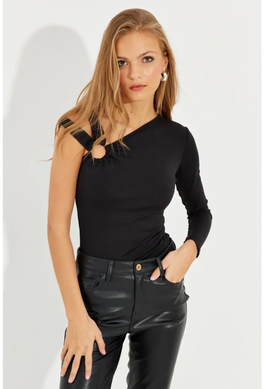 Kadın Siyah Önü Halkalı Tek Omuz Bluz EY2580