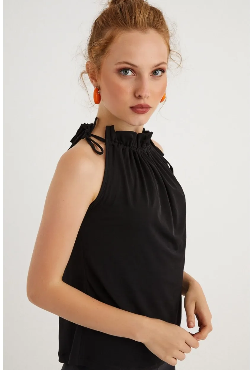 Kadın Siyah Yakası Fırfırlı Kolsuz Bluz BTH01