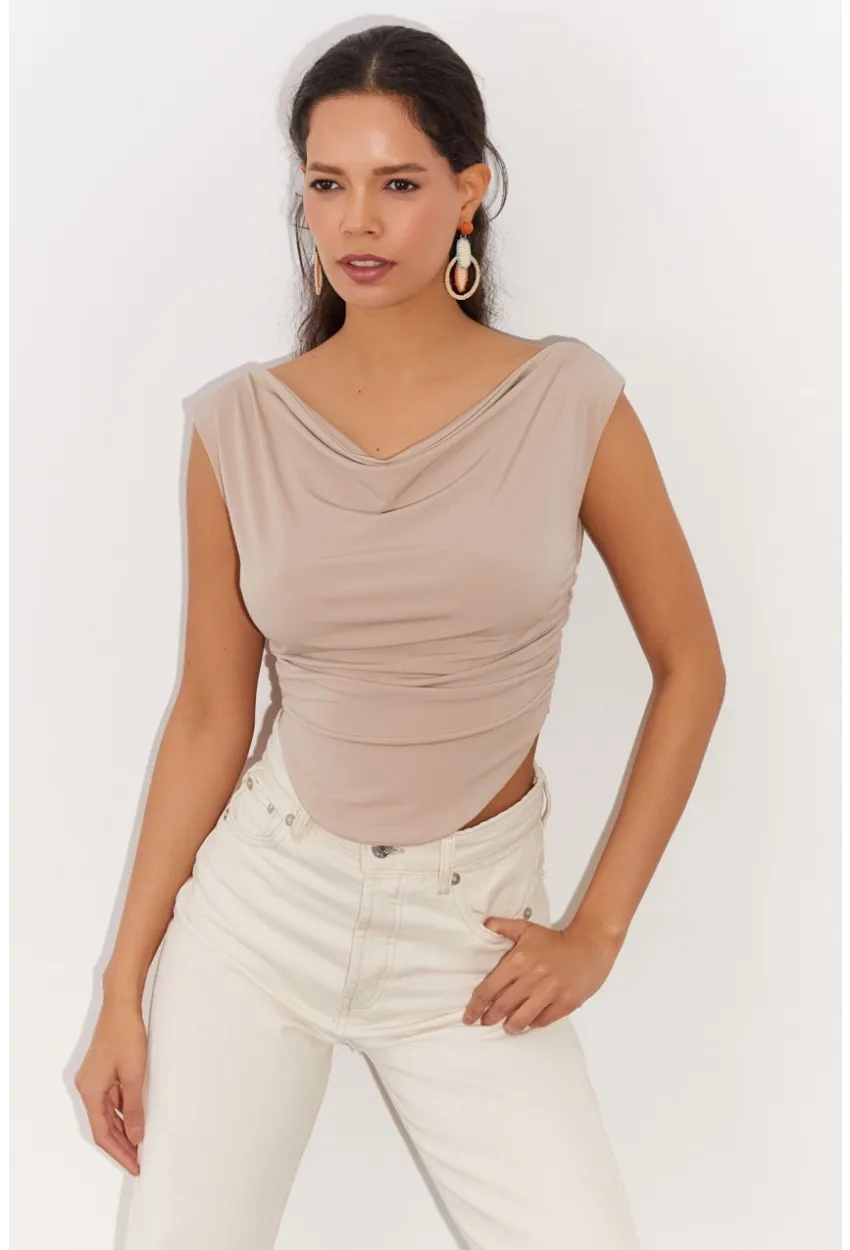 Kadın Vanilya Degaje Yaka Yanları Büzgülü Crop Bluz B2494