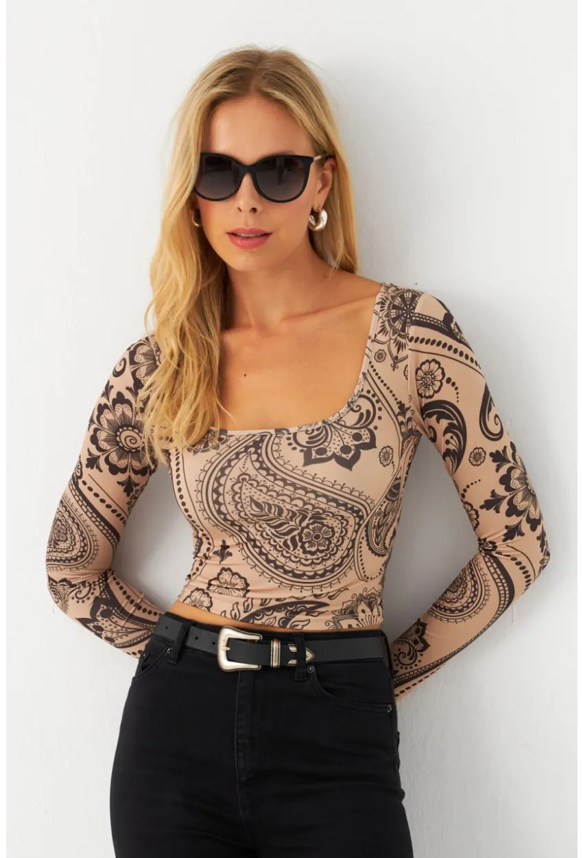 Kadın Vanilya-Siyah Kare Yaka Desenli Crop Bluz LİK13