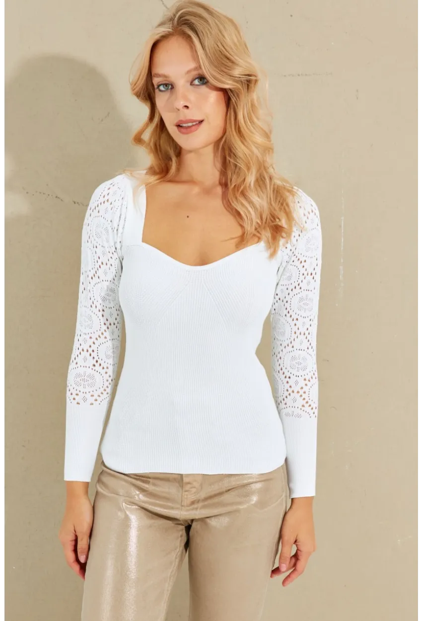 Kadın Beyaz Kalp Yaka Ajurlu Triko Bluz SMT217
