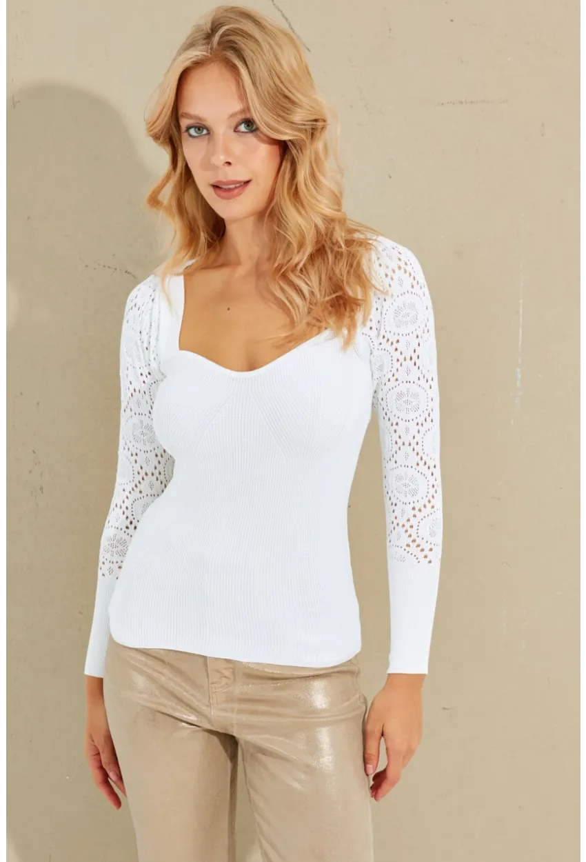 Kadın Beyaz Kalp Yaka Ajurlu Triko Bluz SMT217