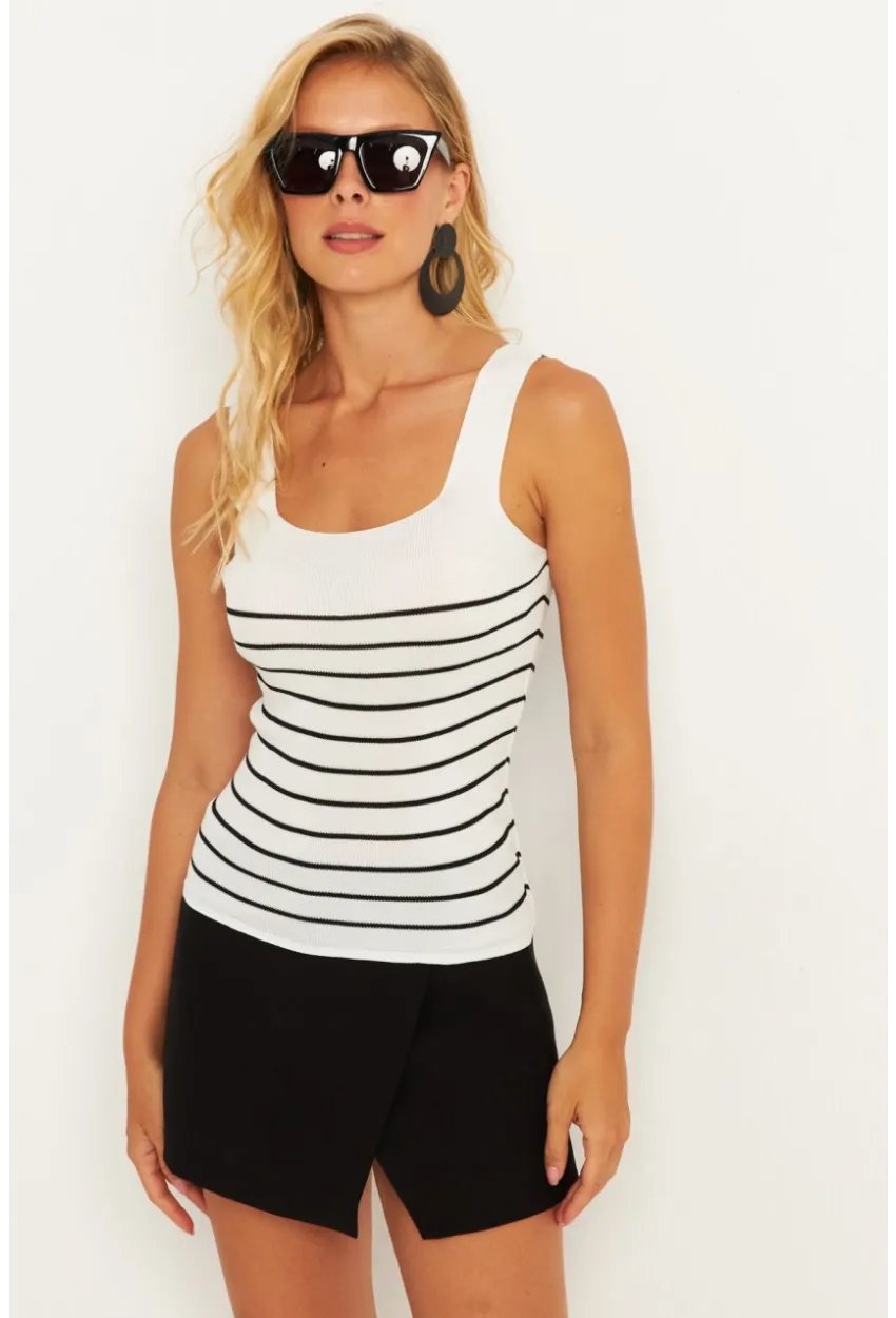 Kadın Beyaz Kare Yaka Çizgili Triko Bluz KAZ15